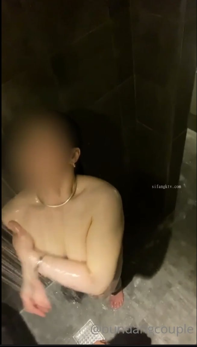 甜美花臂纹身小姐姐 肉感身材脱下小背心 张开双腿揉穴摩擦 可惜还没操就掉了